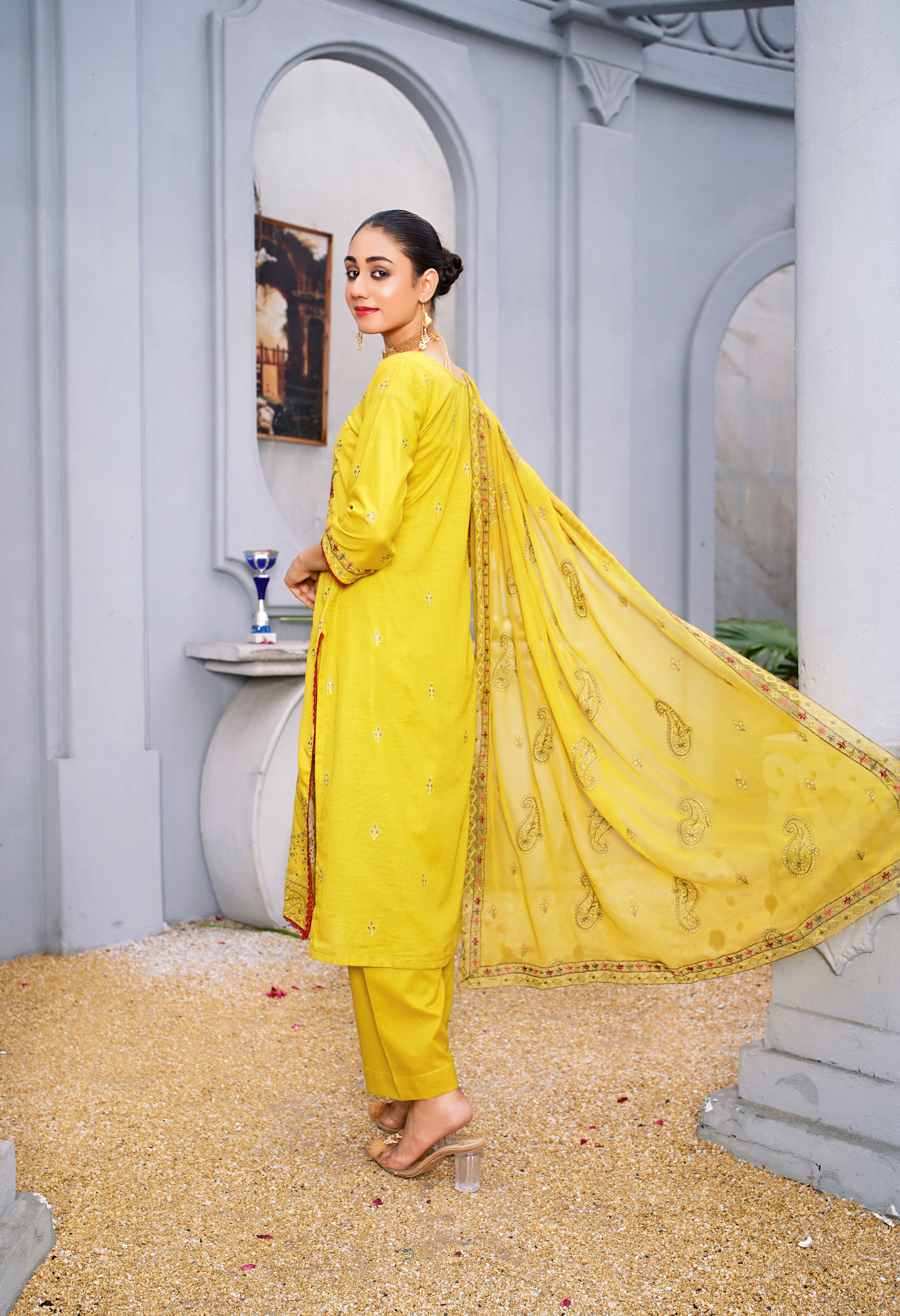 3 PIECE- EMBROIDERED SLUB LAWN SUIT (unstitched)